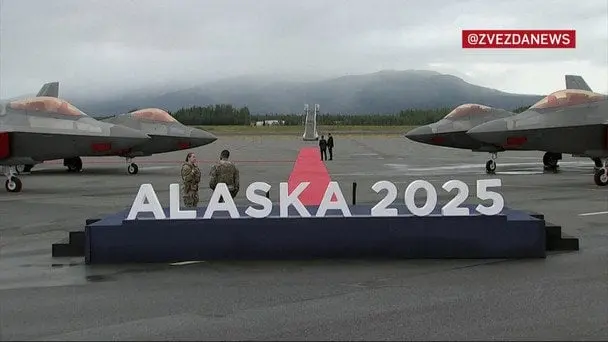 Тягнуть час: чому Трамп досі не вийшов з літака