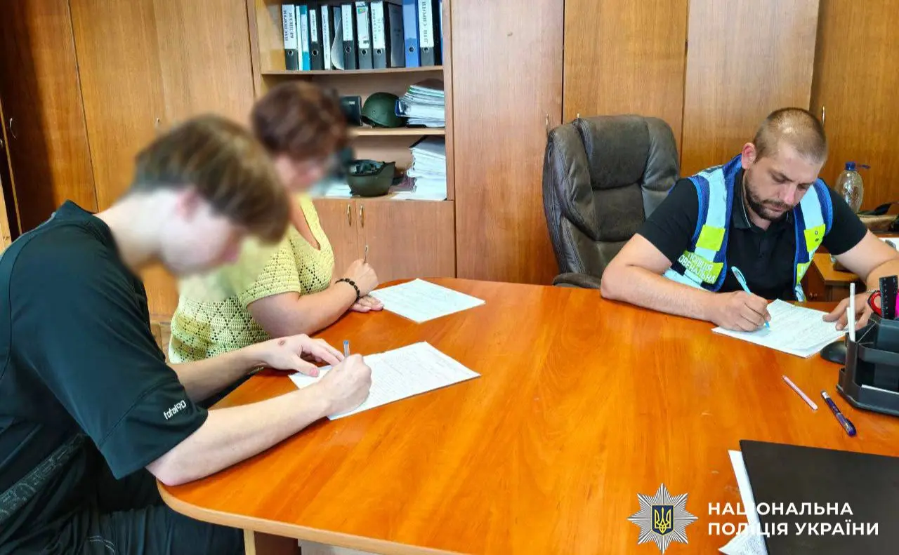 Київські підлітки у поліцейській формі потрапили в поле зору