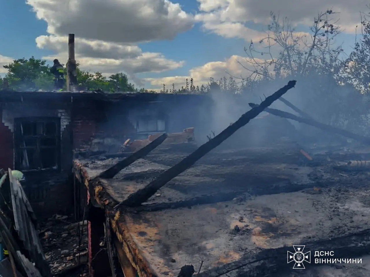 У селі на Вінниччині вогонь з господарчої будівлі перекинувся на хату