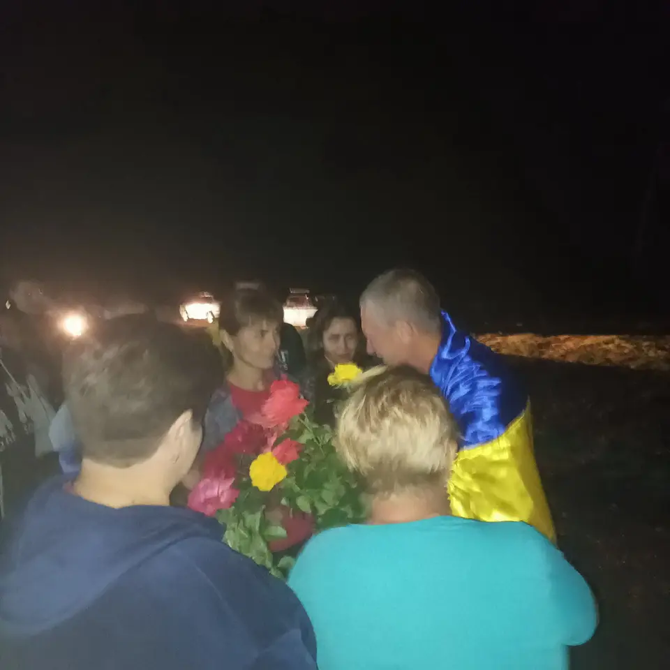 Усім селом приїхали на вокзал Вінниці, щоб зустріти звільненого з полону земляка