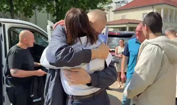 Тихановський та ще 13 політв'язнів режиму Лукашенка вийшли на свободу: що відомо (відео)