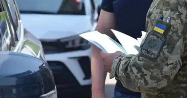 У Рівному шестеро чоловіків заблокували авто ТЦК і вимагали відпустити знайомого