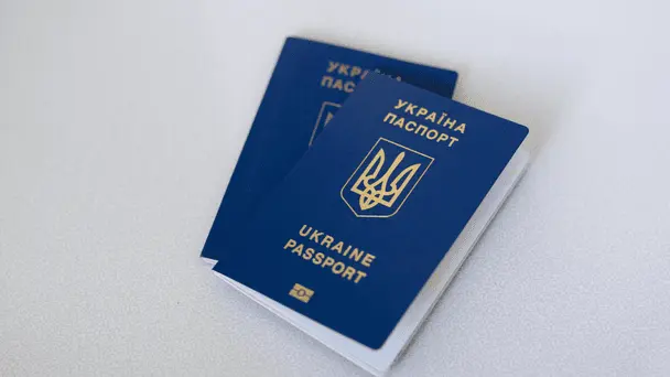 Коли потрібно змінити паспорт-книжечку на id-карту: чи обов’язково це робити 2025 року