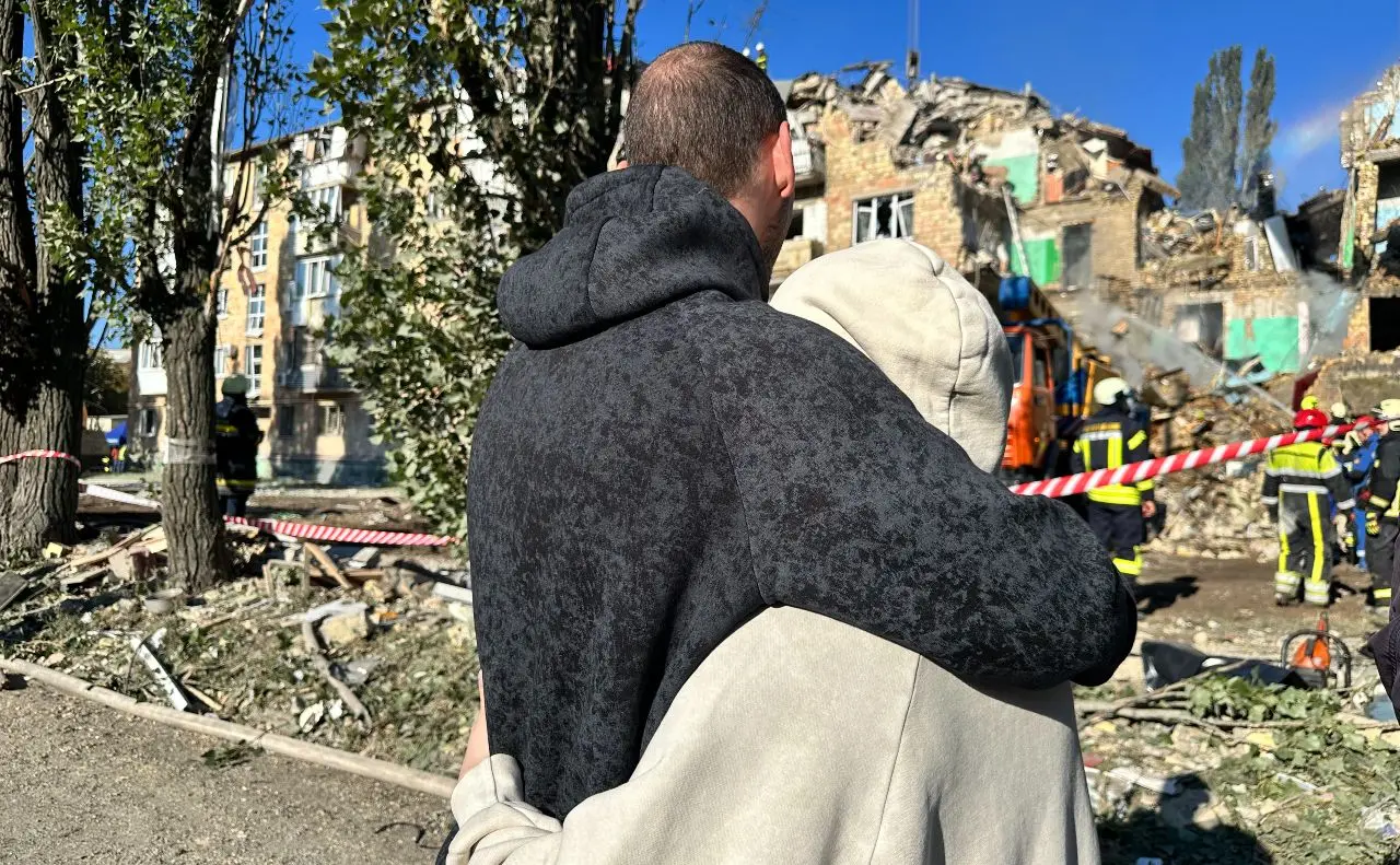 Рятувальники деблокували ще одне тіло, а люди чекають інформації про своїх рідних та знайомих: репортаж з Дарниці. ФОТО