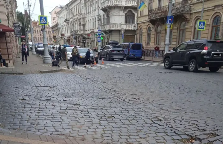 Біля Соборної площі зіштовхнулися мотоцикл доставки і авто: рух ускладнений
