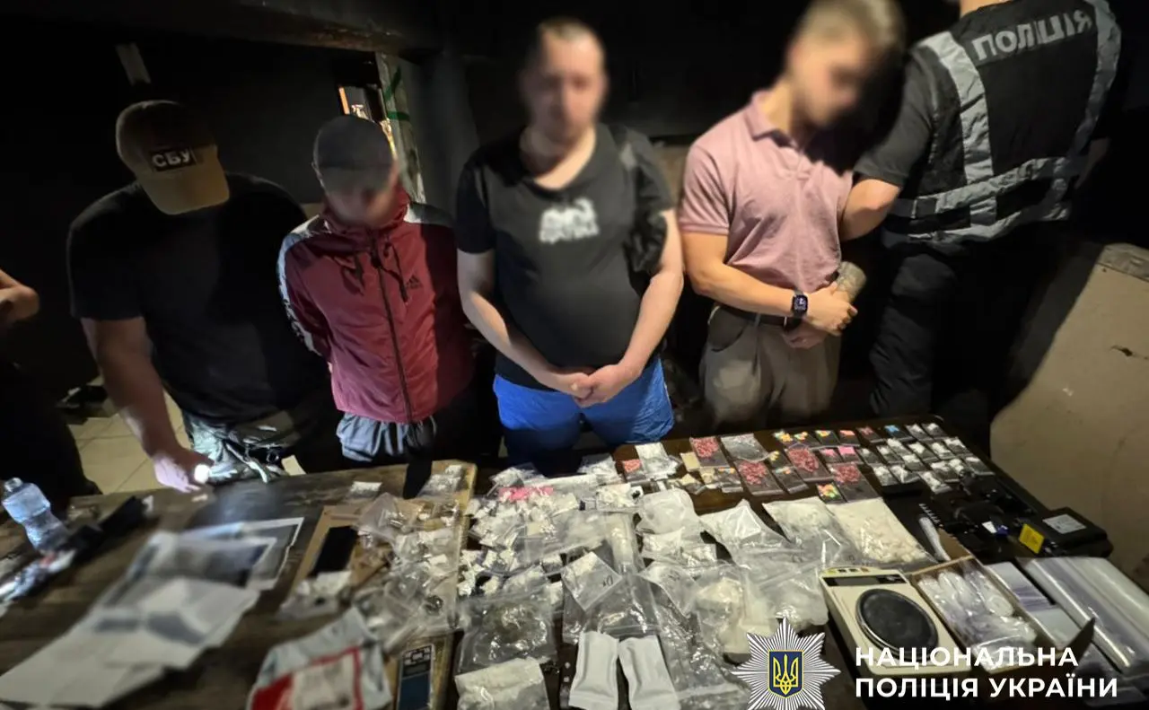 Пакували в колонки і відправляли на таксі: у столиці затримали двох наркоторговців