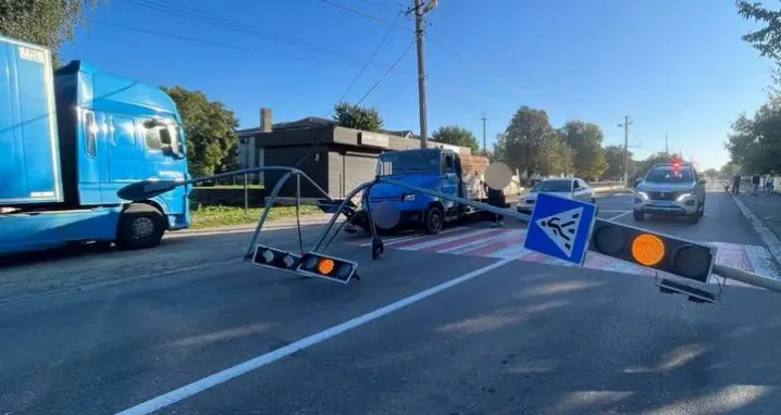 У Динівцях внаслідок ДТП знесли світлофор