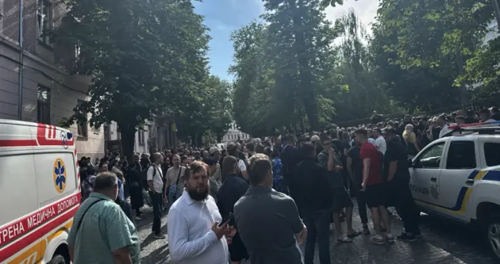 Пряма трансляція з місця протистояння біля Свято-Духівського кафедрального собору в Чернівцях
