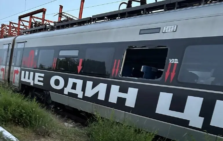 Через обстріл постраждав поїзд Інтерсіті+ із відомим графіті на борту
