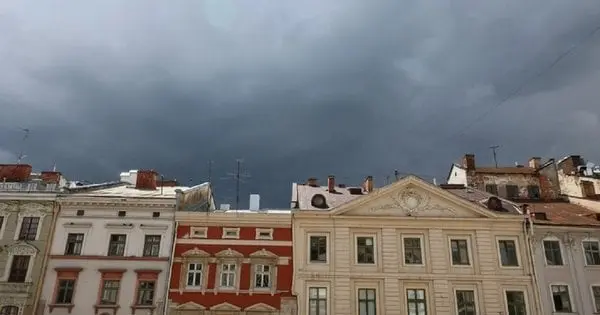 Львівські синоптики оголосили штормове попередження через грози та град