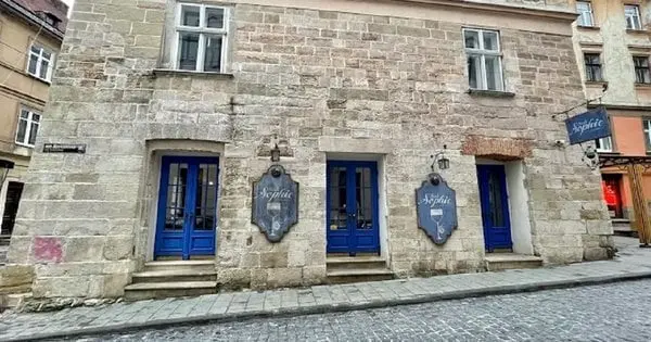 У Львові ресторан члена виконкому офіційно платить працівникам 3,3 тис. грн зарплати