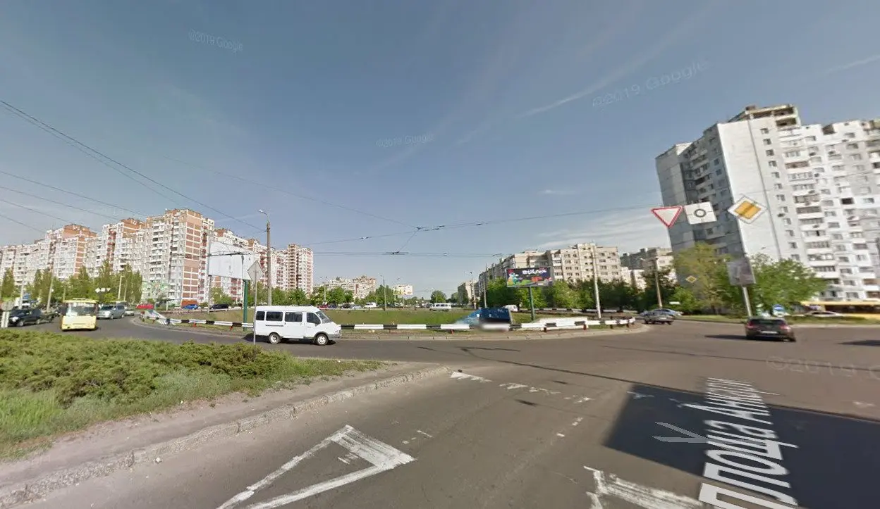 У Києві 21 червня  частково обмежуватимуть рух транспорту на розвʼязці проспекту Червоної Калини та вулиці Сержа Лифаря (схема)