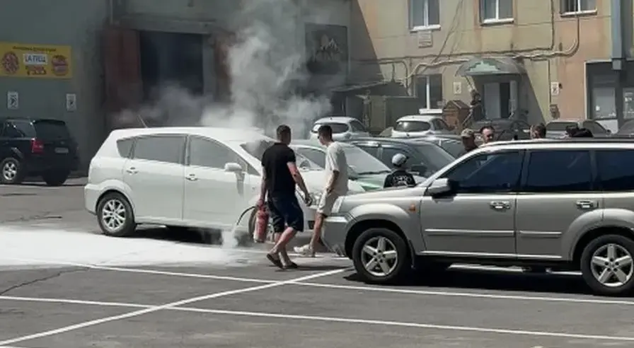 У Вінниці машина загорілась через вибух телефону