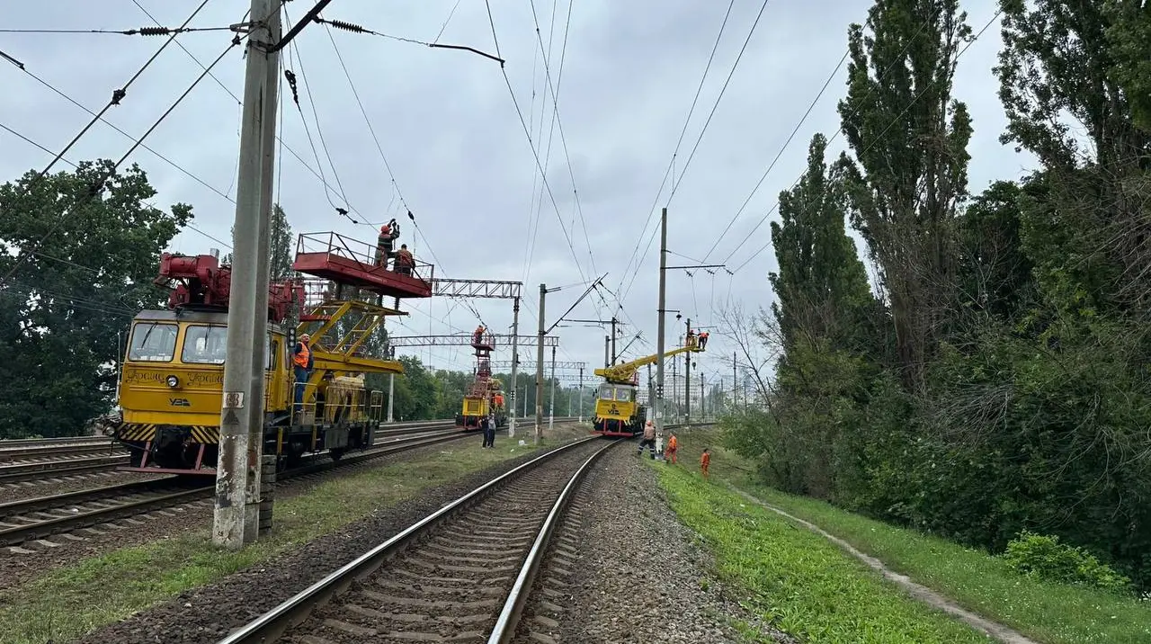 В Києві ворожа атака пошкодила залізничну інфраструктуру: може затримуватись міська електричка