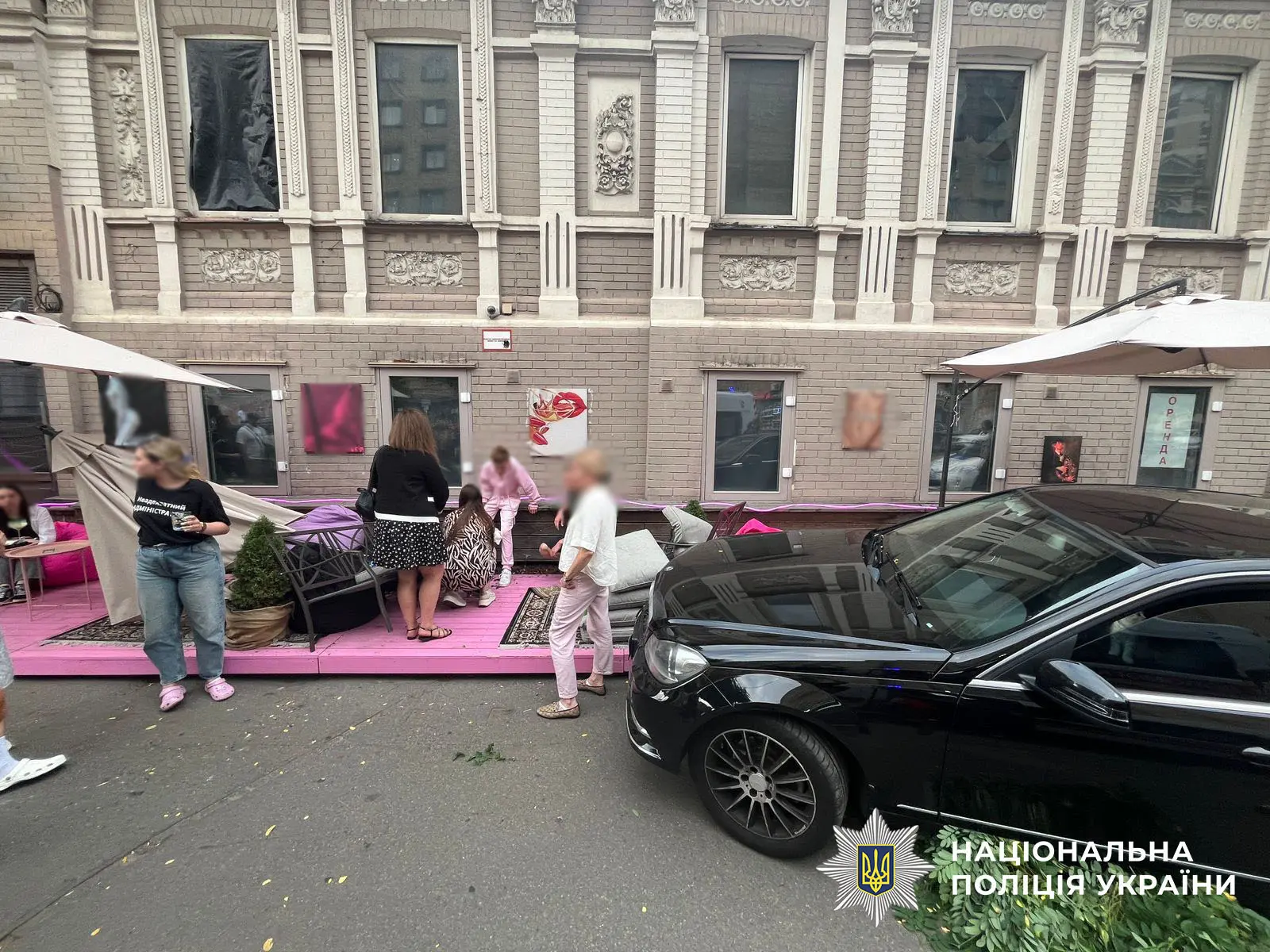 У середмісті столиці водійка Mercedes в’їхала у терасу кафе