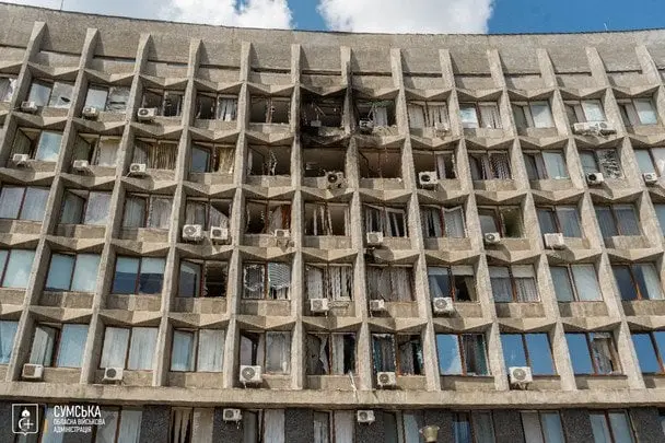 Росіяни атакували Суми: пошкоджена будівля ОВА