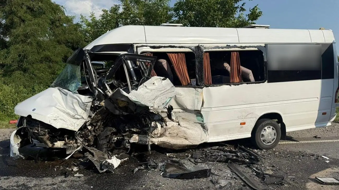 ДТП на Хмельниччині: автобус зіткнувся з легковиком, постраждали 16