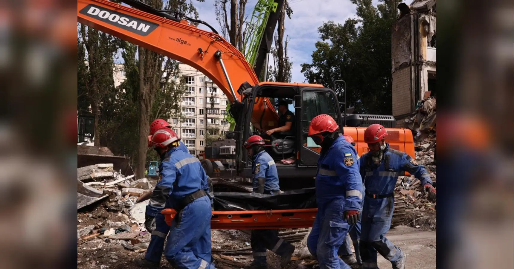 Одинадцять загиблих та 135 поранених: у Києві розбирають завали та підраховують постраждалих внаслідок нічного удару ворога