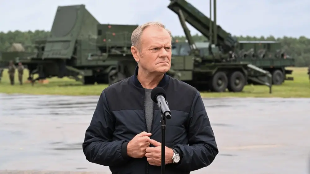 "Руки прочь от польских солдат". Туск ответил Навроцкому насчет повреждения дома