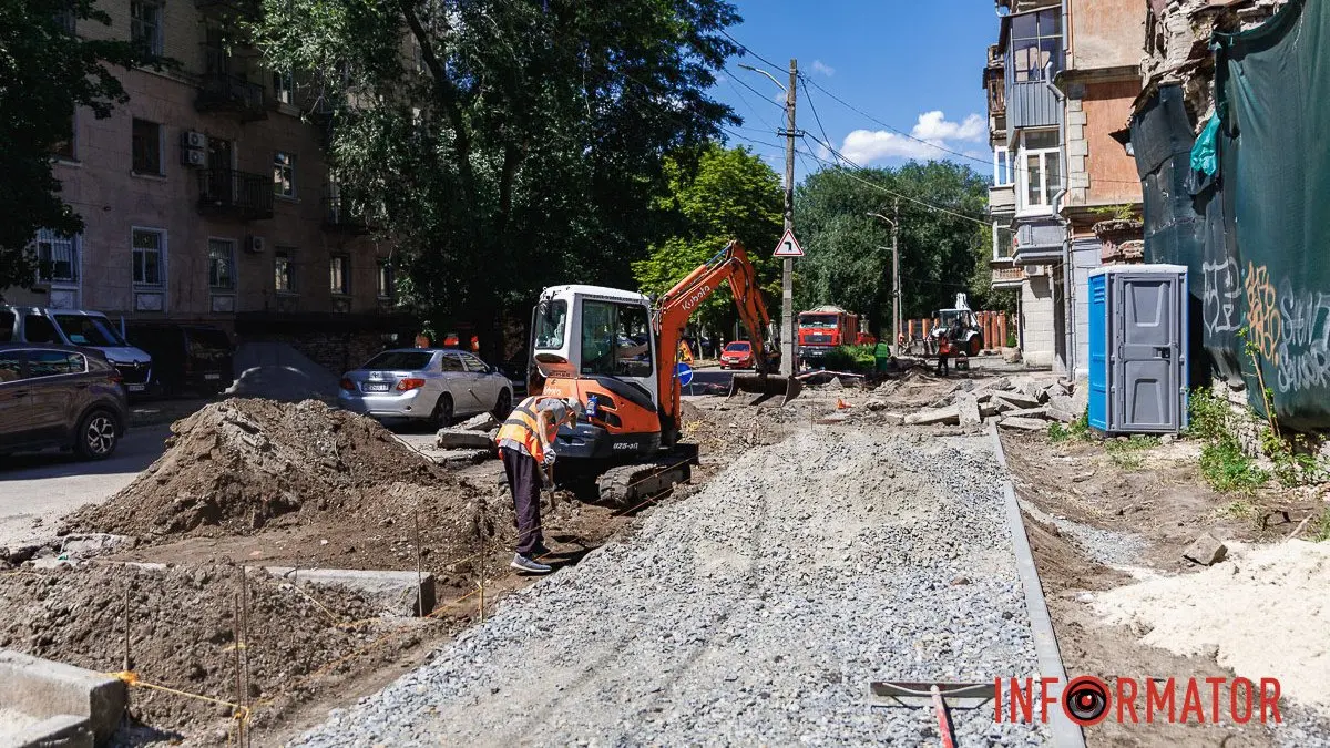 У Дніпрі під час війни на Магомаєва зірвали асфальт та кладуть бруківку