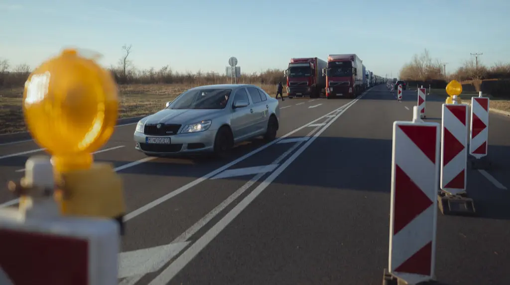 На КПП на кордоні зі Словаччиною тимчасово обмежать рух