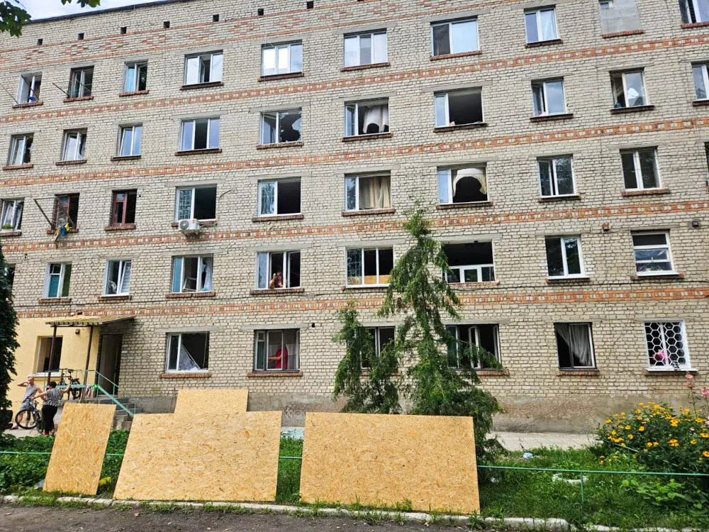 Наслідки обстрілу Чугуєва: пошкоджено житло, бізнес і навчальний заклад