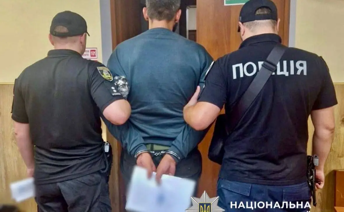 Вдарив електрошокером та тягнув у лісосмугу: поліція затримала кривдника жінки на Київщині