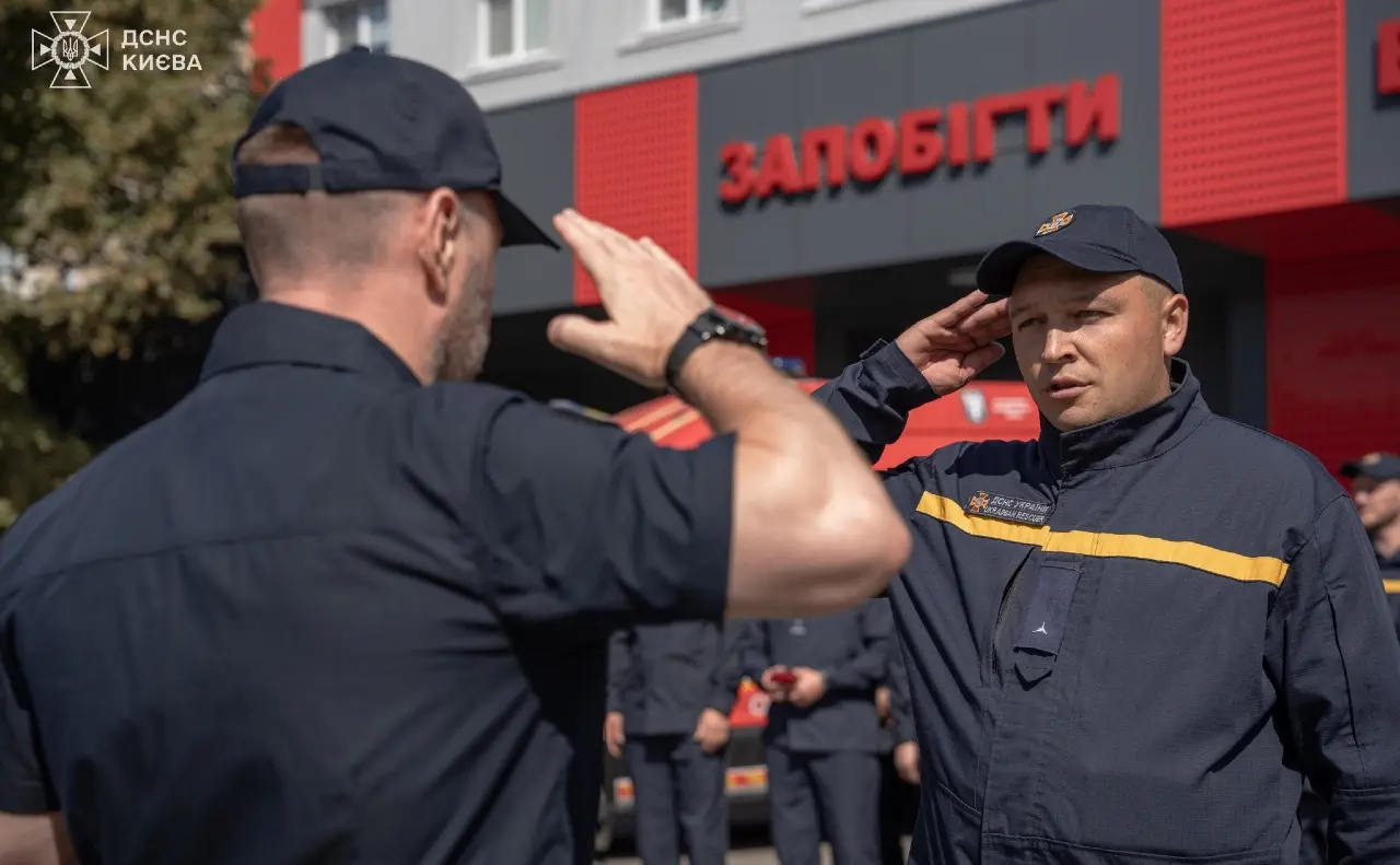 У столиці нагородили рятувальників за відвагу під час обстрілів