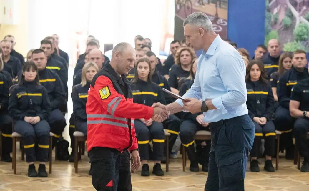 Перші на місці в найдраматичніші моменти: Віталій Кличко нагородив 35 рятувальників