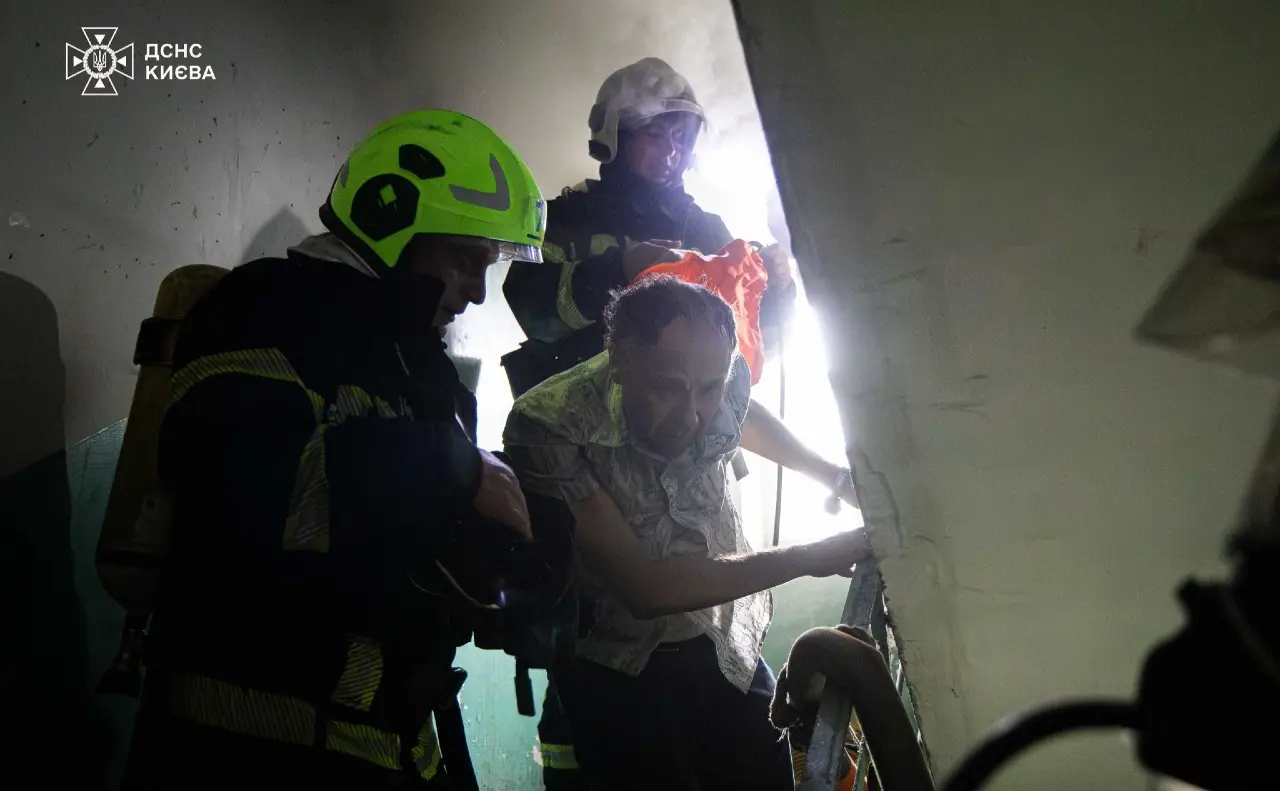 У Києві під час пожежі в багатоповерхівці евакуювали п’ятьох людей і врятували песика