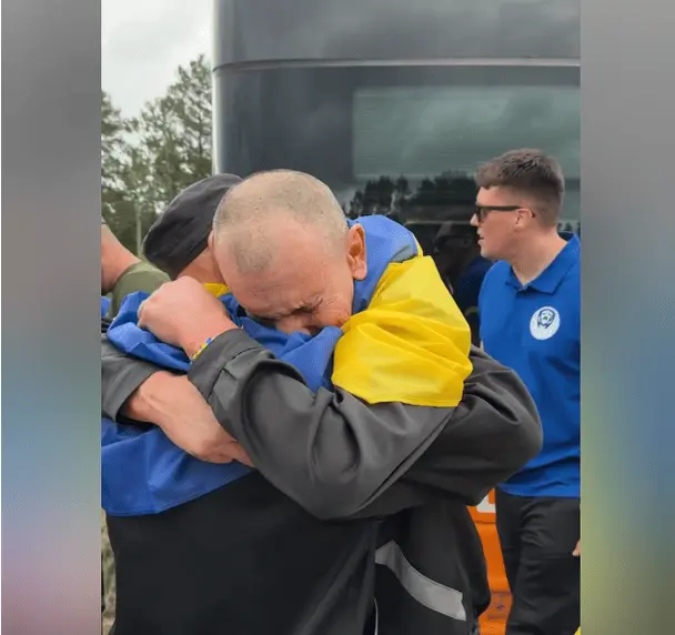 Обійми побратимів після полону: з’явилися зворушливі кадри повернення українських захисників