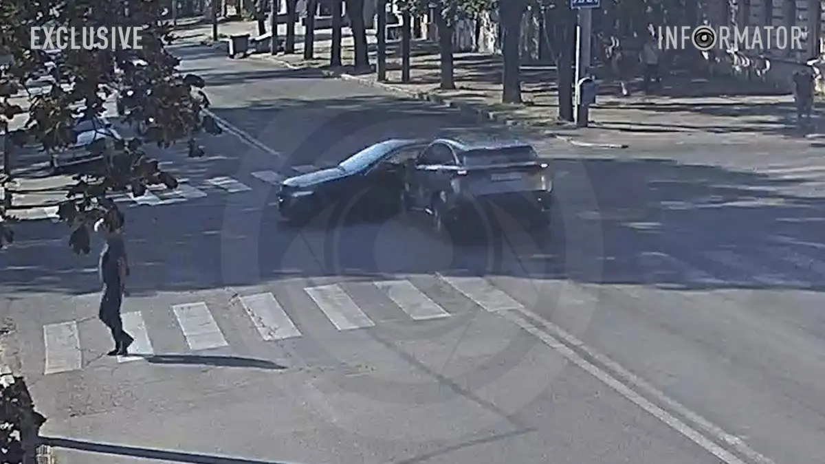 Відео моменту: у Дніпрі на проспекті Нігояна Nissan проїхав на "червоний" і врізався в автівку