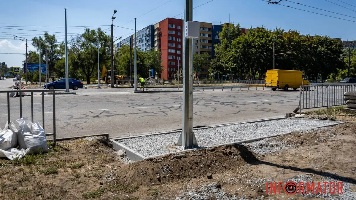 На Набережній Заводській у Дніпрі почали встановлювати світлофор за понад 4,5 мільйона гривень
