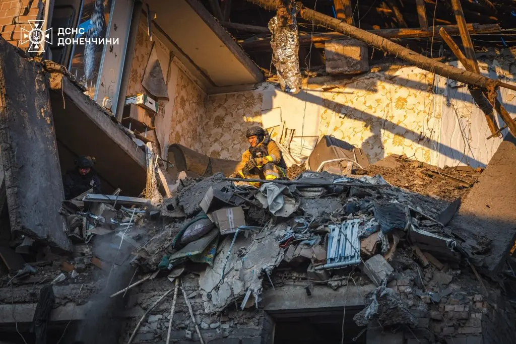 У Краматорську рятувальники деблокували з-під завалів тіла 4 людей (фото)