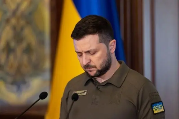Удар по будинку в Києві: Зеленський на місці вшанував памʼять загиблих (відео)