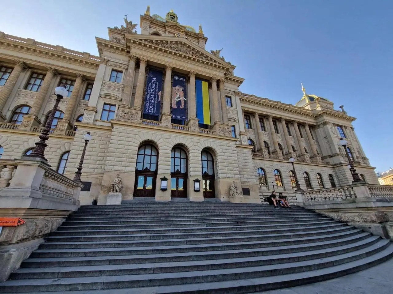 Національний музей Чехії зняв прапор України для реклами виставки скам'янілостей