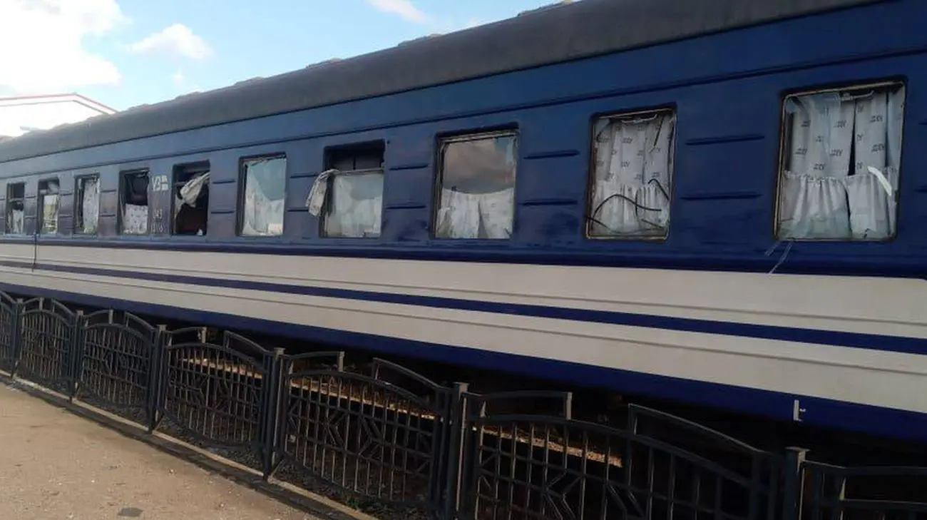 Росіяни вдарили по залізничному вокзалу в Сумах: пошкоджений потяг Харків – Ужгород