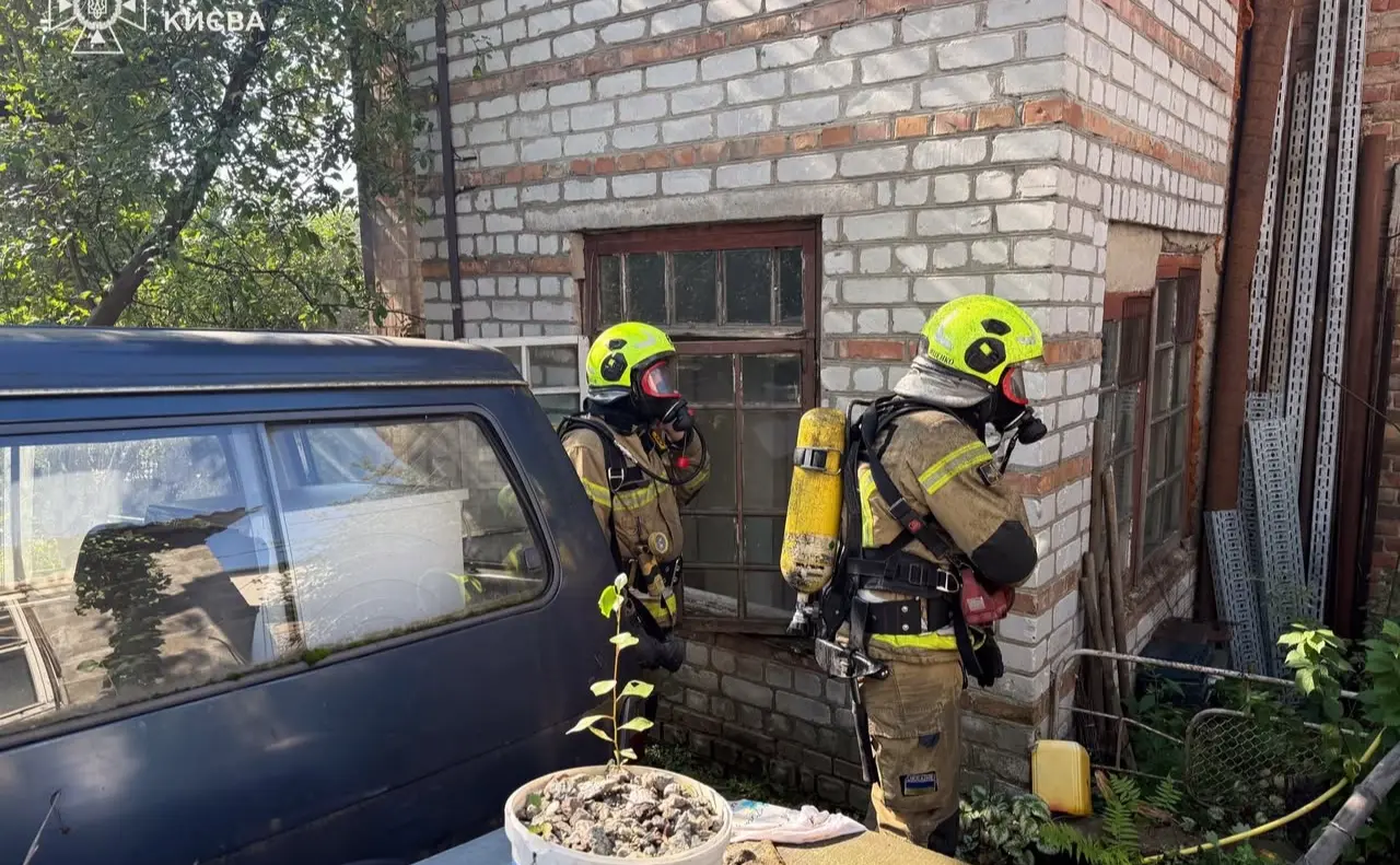 У Шевченківському районі Києва загорівся приватний житловий будинок