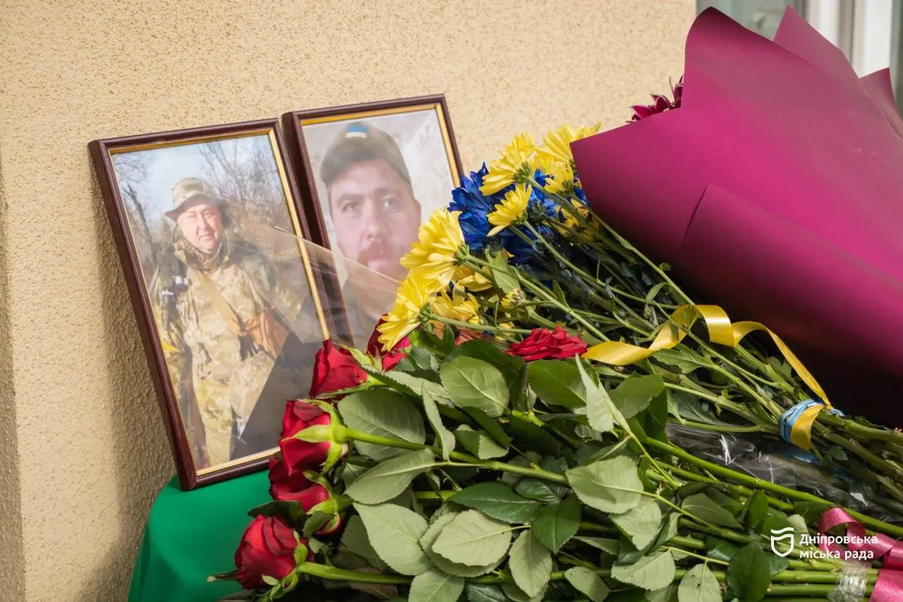 У Дніпрі на фасаді ліцею відкрили меморіальні дошки загиблим захисникам