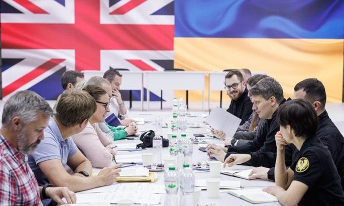 Украина и Великобритания подписали соглашение на три миллиарда долларов. Оно касается оружия