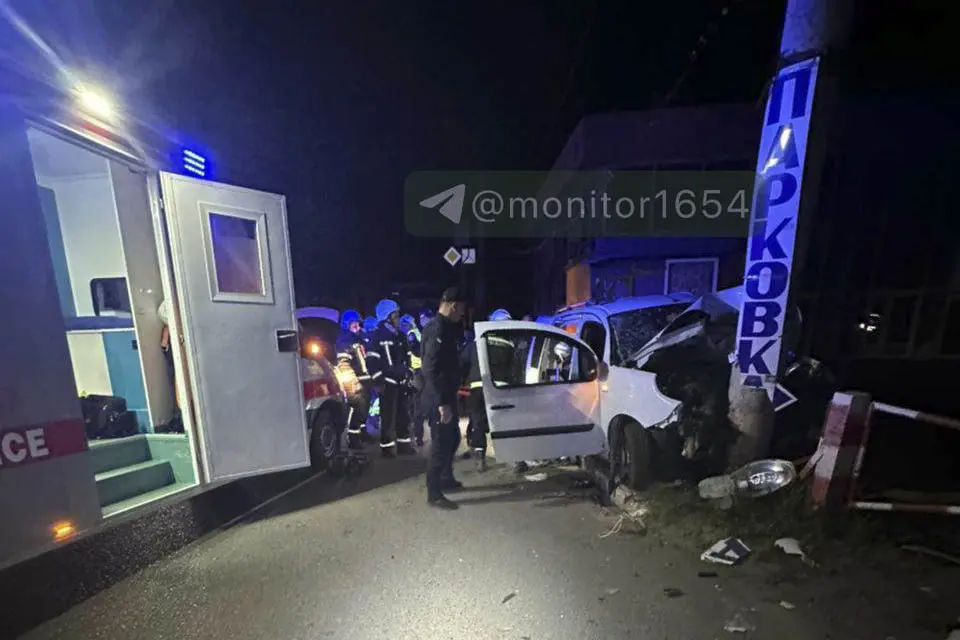 На вулиці Тюринській автівка врізалась у стовп: водій загинув