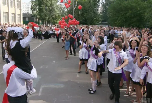 Підлітки масово їдуть з України, закінчуючи школу дистанційно: омбудсменка назвала причину