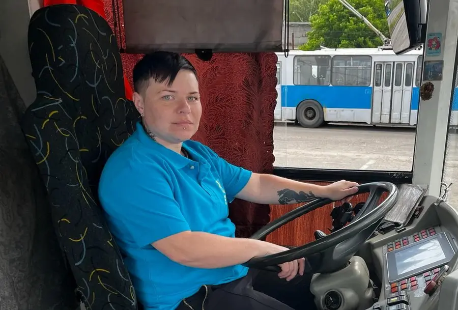 Замість роботи в салоні краси, сіла за кермо тролейбуса: Наталія з Краматорська стала водійкою у Вінниці