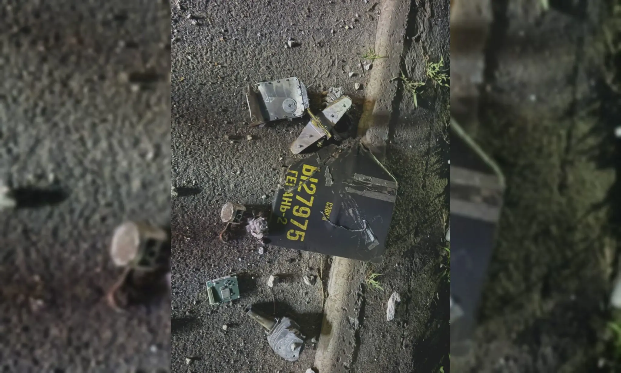 Трасу на Харківщині завалило уламками після атаки БпЛА (відео)