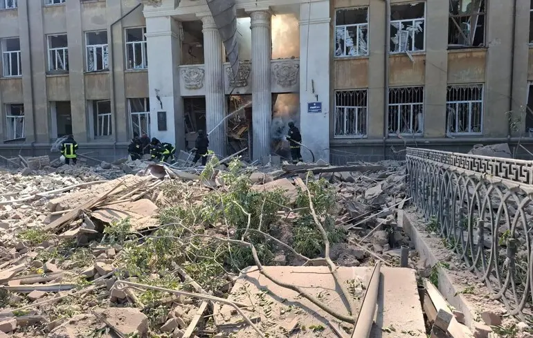 У Білгород-Дністровському є загиблі та поранені, зокрема підлітки: фото та відео наслідків удару балістиою