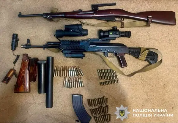 На Київщині викрили групу торговців зброєю: вибухівкою, гранатами та автоматом з оптикою (фото)