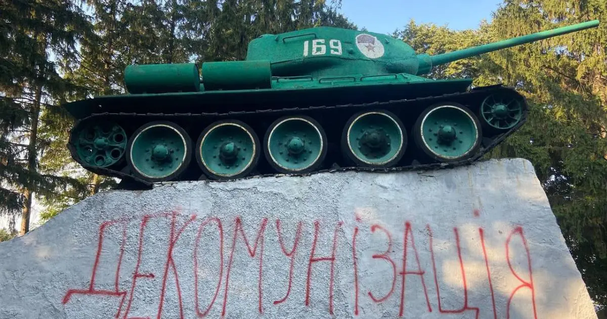 Валки: Активісти розмалювали пам'ятник воїнам Степового фронту