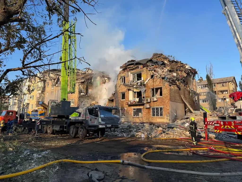 Війна, день 1282: у Києві багато загиблих після нічного удару, у РФ палають НПЗ