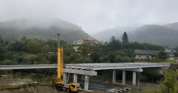У Карпатах будують новий автомобільний міст через річку Опір