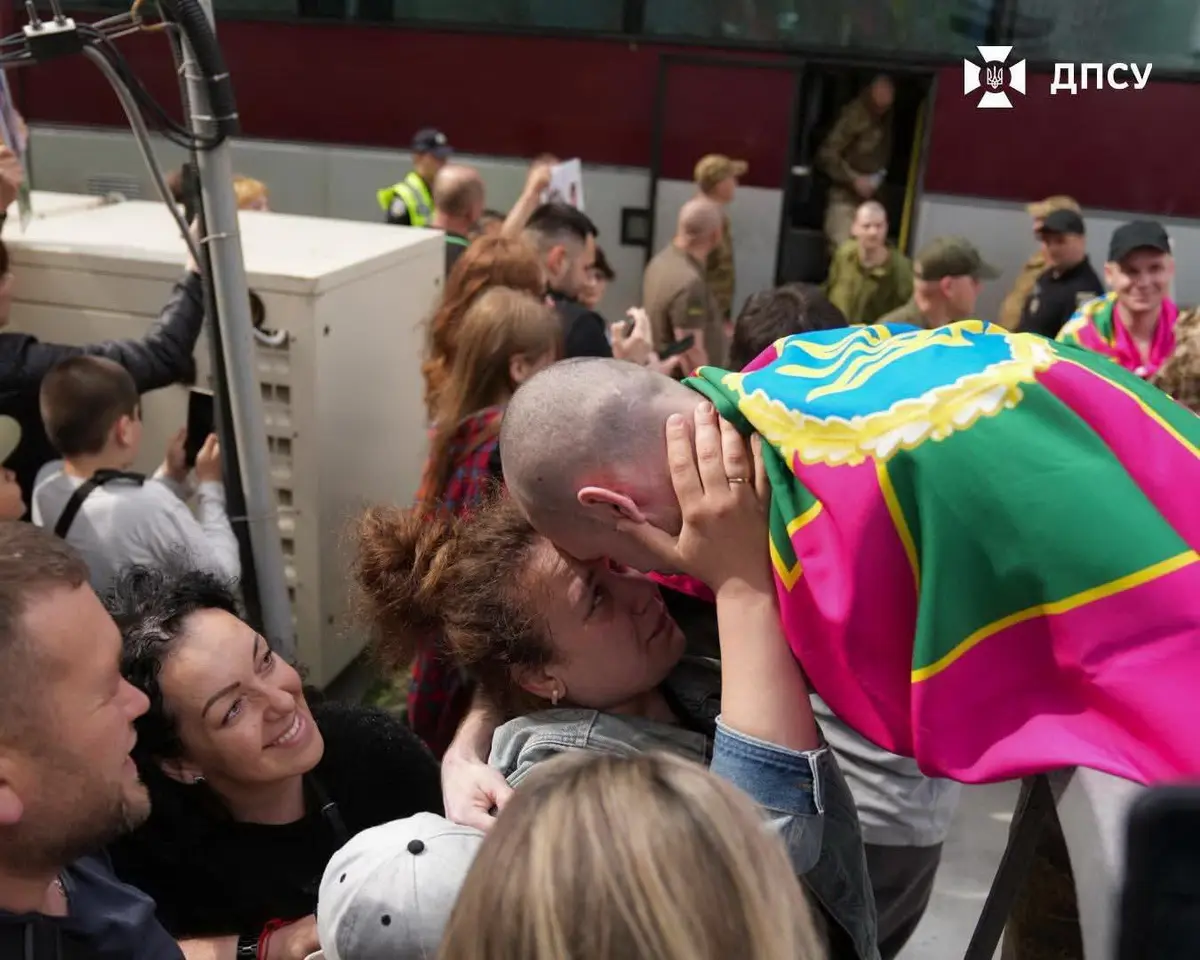 «Не плачте, а то я теж заплачу»: додому з полону повернули двох жителів Ямпільщини